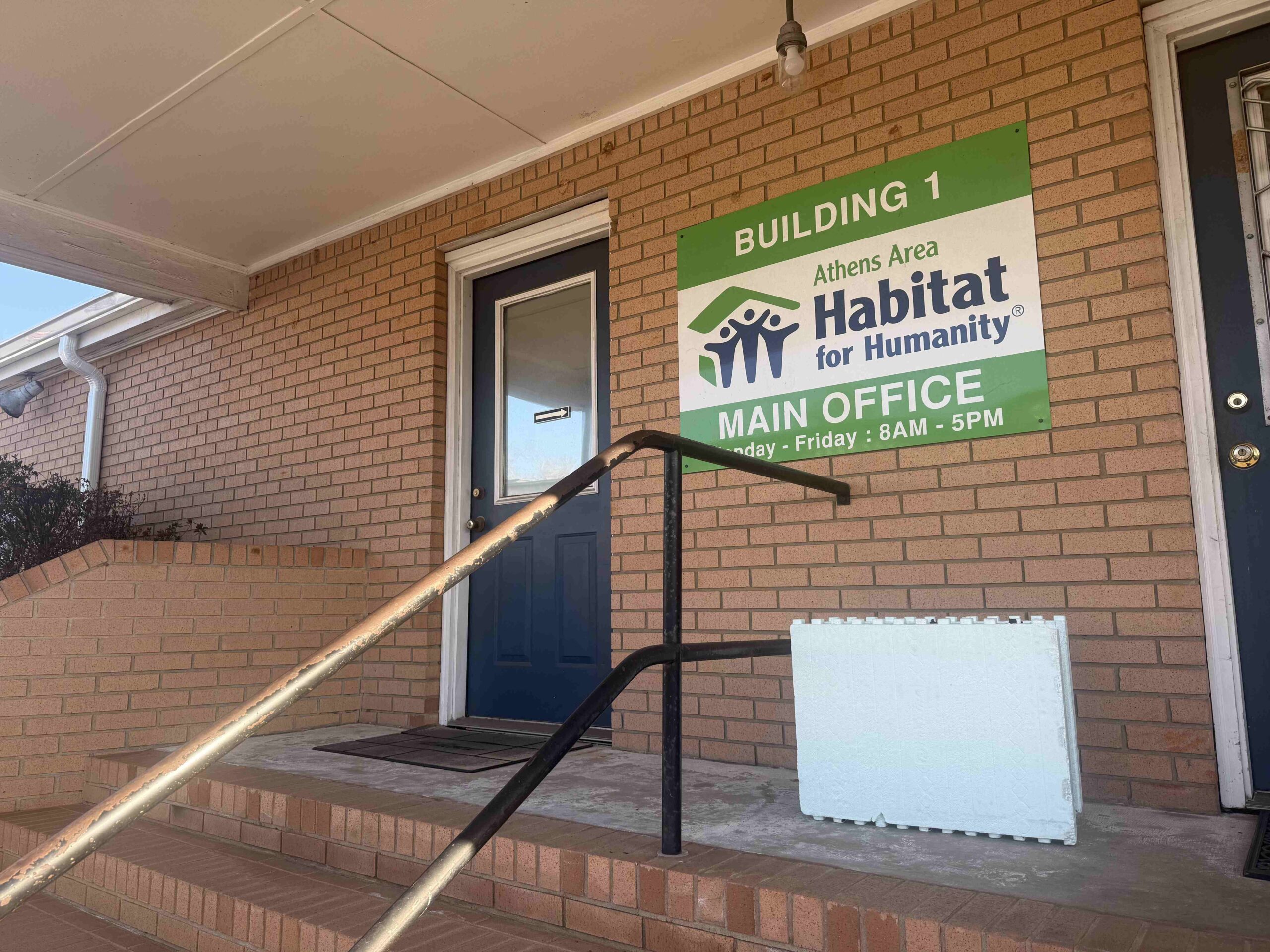 Front of a building that houses Habitat for Humanity offices